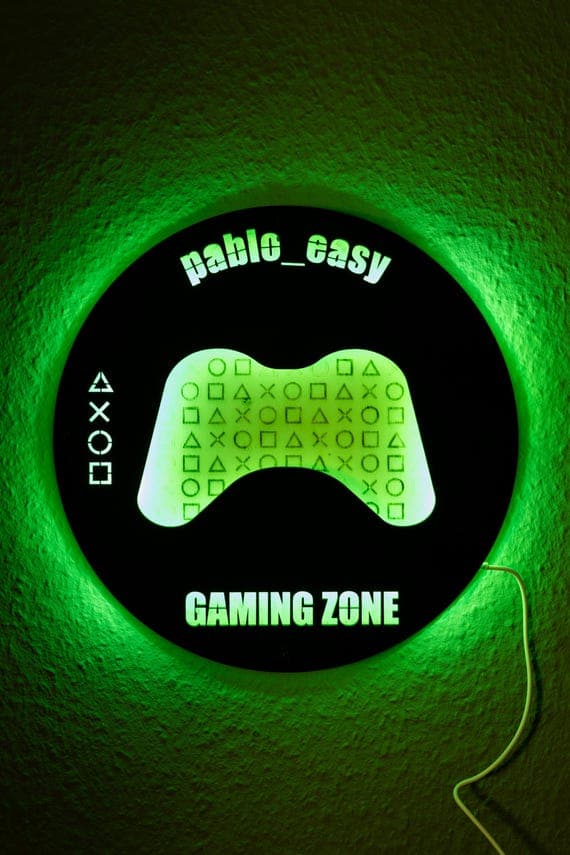 Gamer LED Wandlampe mit Namen – Leuchtbild Controller mit Gravur – Gaming Zone Licht mit RGB Farbwechsel – Geschenk für Zocker